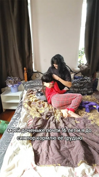 Женщины кормят взрослых детей грудью и записывают об этом видео. Зачем они это делают и почему это очень плохая идея?