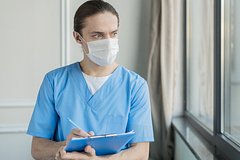 Мужчина два месяца выдавал себя за подругу и работал медсестрой под ее именем