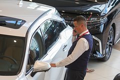 Россиян призвали не ждать новогодних скидок от автодилеров