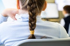 Власти российского города отреагировали на видеообращение не сдавшей языковой тест девочки